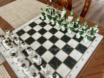 Porcelāna šahs dzīvnieku figūru formā