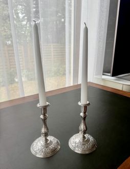 Sudraba svečturu pāris