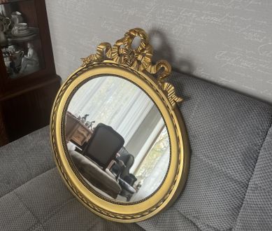 Овальное  резное зеркало