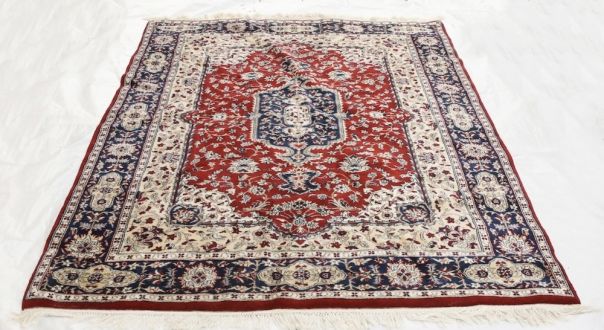 Persiešu paklājs ar medaljonu