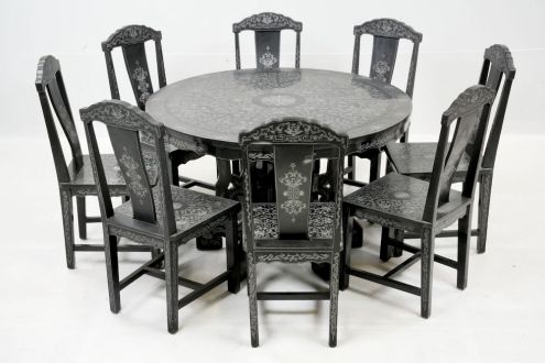 Galds un krēsli ķīniešu stilā