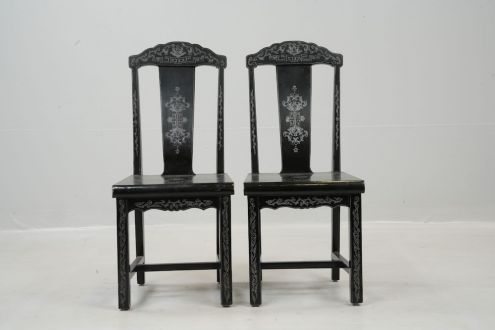 Divi krēsli ķīniešu stilā