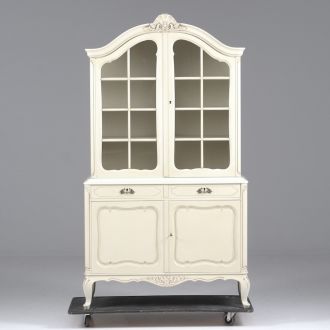 Шкаф-витрина белого цвета