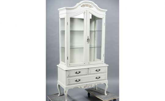 Шкаф-витрина в французском стиле