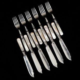 Galda piederumu komplekts ar perlamutra rokturiem